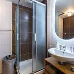 Designer In A Vibrant Neighborhood By Easybnb Premium